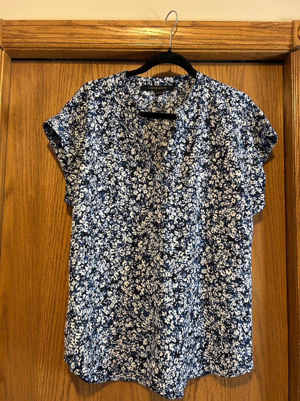 Cynthia Steffe Navy & White Floral V-Neck Blouse-L